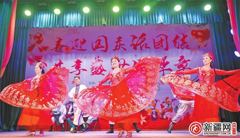 布莱德利·库珀公开恋情,和吉吉浪漫牵手,气场走出十丈风